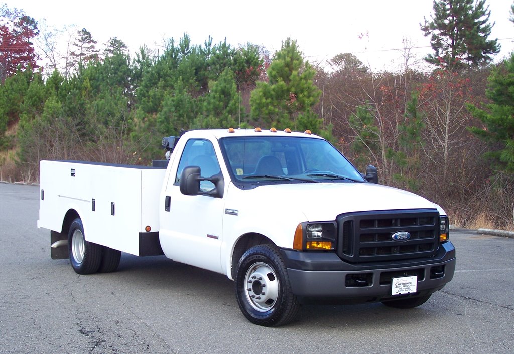 2006 Ford F-350 Super Duty Chassis Cab XL's photo