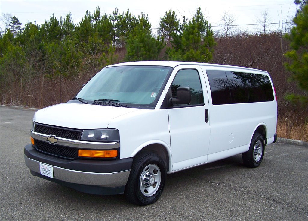 2017 Chevrolet Express Passenger LS's photo